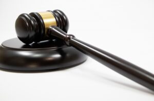 裁判で叩かれる木槌ガベル