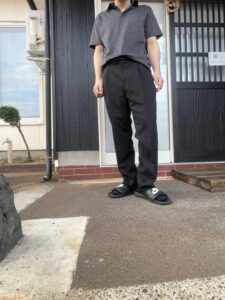 半袖の男が立っている